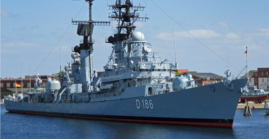 Корабль ВМС РФ неустановленного типа незамеченным подошел к побережью Британии