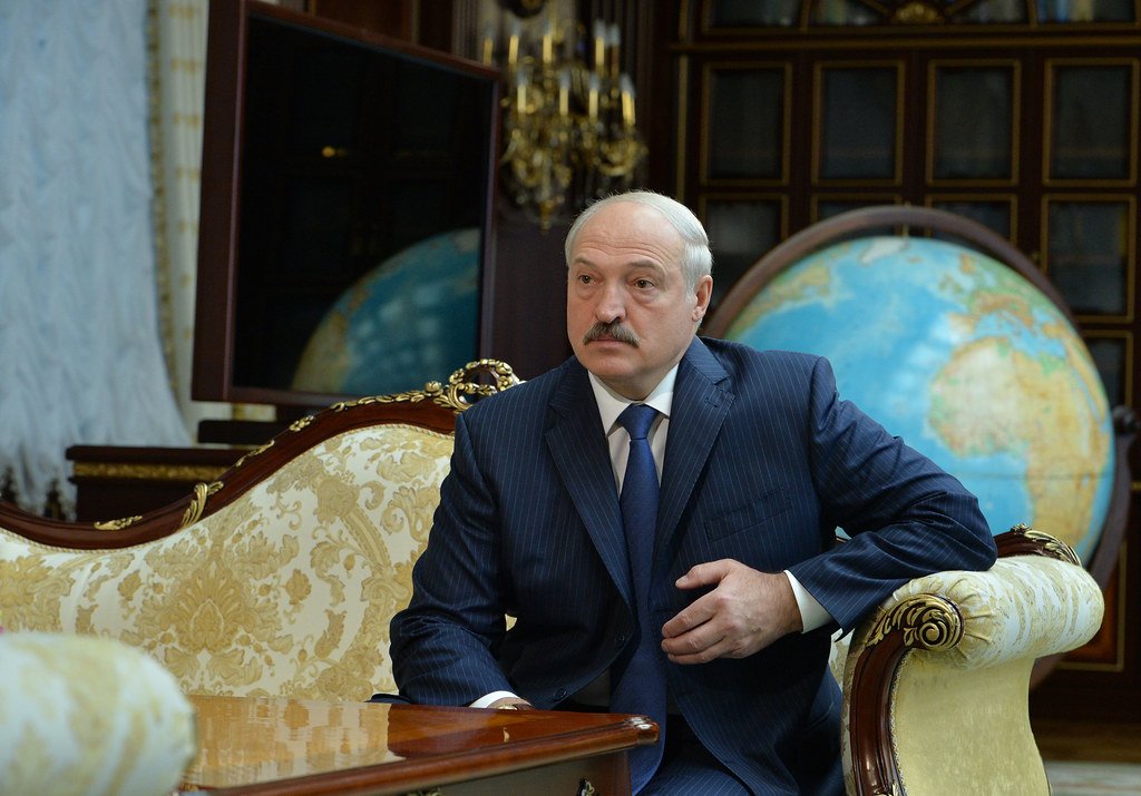 Лукашенко заявил, что люди уже начали бежать с Донбасса