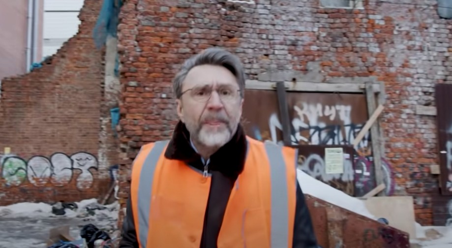 Постановкой в клипе Шнурова о мусорном коллапсе в Петербурге была лишь игра на трубе