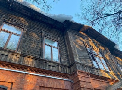 Коммунальщики не убрали лед с крыши исторического здания в Выборгском районе Петербурга