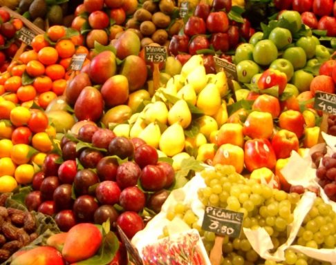 Эксперты рассказали, как правильно выбрать овощи и фрукты на рынке