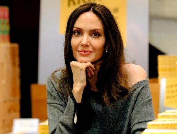 Анджелина Джоли отказалась от идеи усыновления детей из Украины