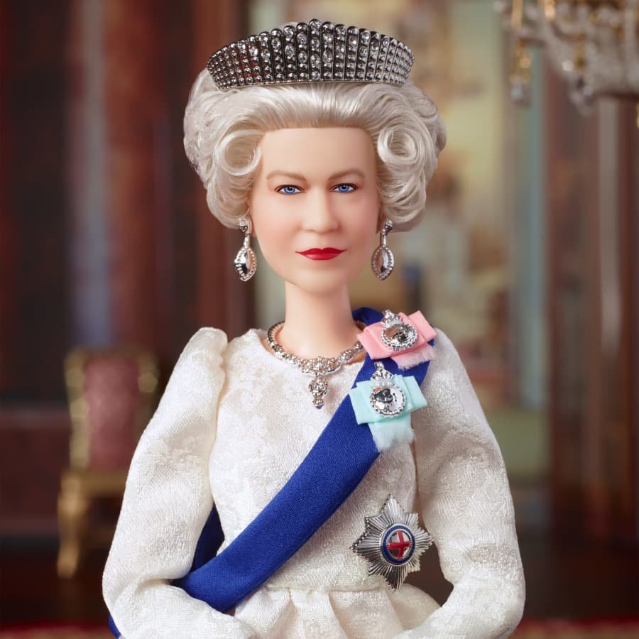 Коллекцию кукол Барби в виде Елизаветы II раскупили за 3 секунды