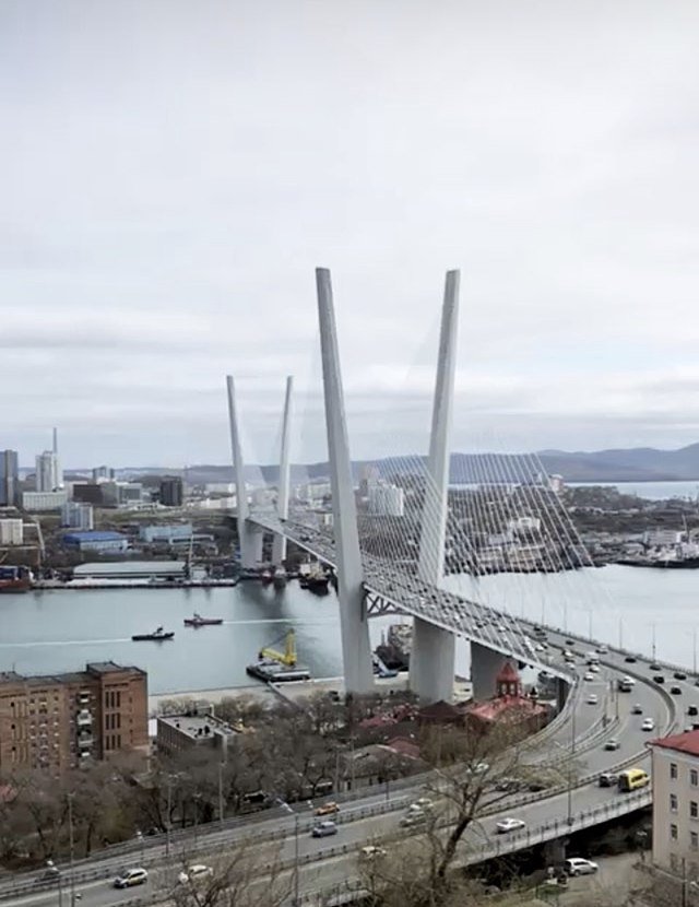Во Владивостоке с моста на остров Русский упал человек