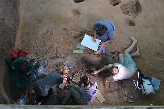 Английские археологи нашли таинственный каменный круг