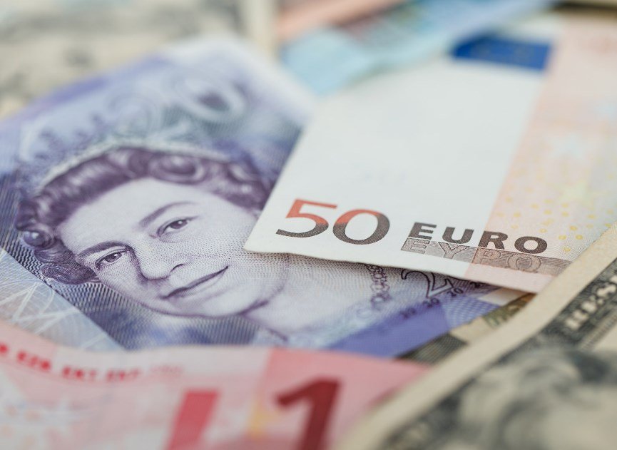 Экономист Гойхман рассказал о планах ЦБ «очистить» банки от долларов и евро
