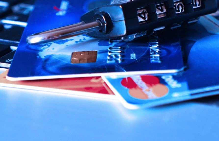 IT-эксперт Кашкин развеял миф о размагничивании банковских карт из-за смартфонов