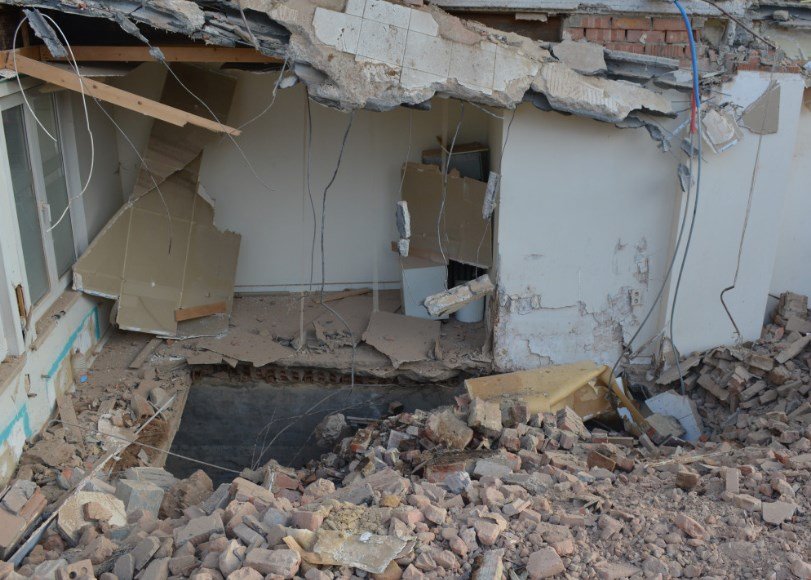 В Омске обрушилась часть треснувшего год назад пятиэтажного жилого дома