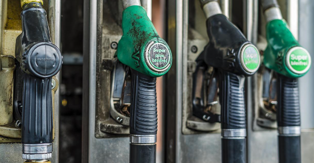 Экономист объяснил устойчивость цен на бензин в России