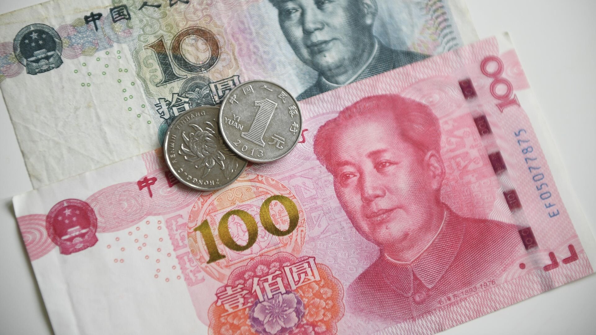 Финансист Васильев заявил, что россиянам пора менять доллары на юани