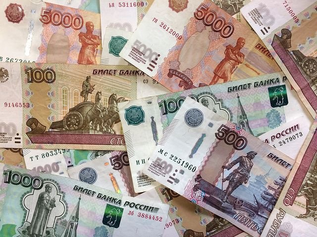 Эксперт Главина: Укрепление доллара не окажет влияния на рубль из-за санкций Запада