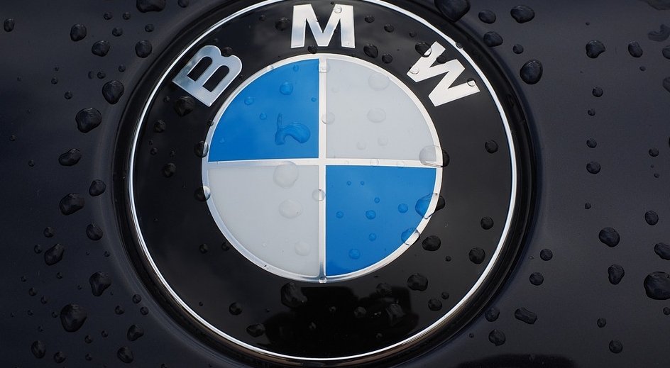 BMW официально презентовала свой новый гибридный кроссовер BMW XM 2023 года
