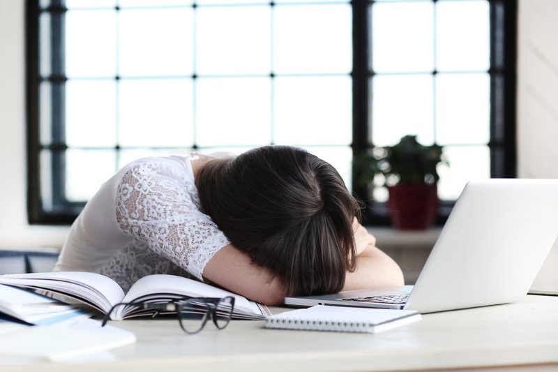 Учёные назвали 4 причины, из-за которых люди испытывают дневную сонливость