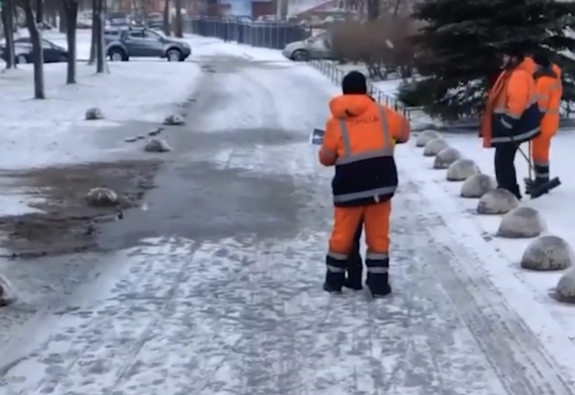 «Платить надо также»: петербуржцы возмутились частичной уборкой улиц от снега и наледи в Петербурге