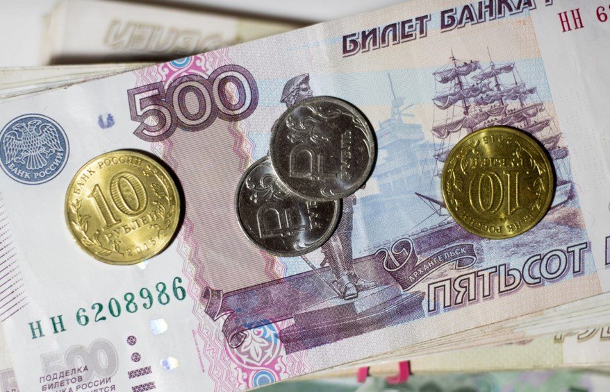 ММВБ: Рубль начал опускаться в ходе пятничных торгов