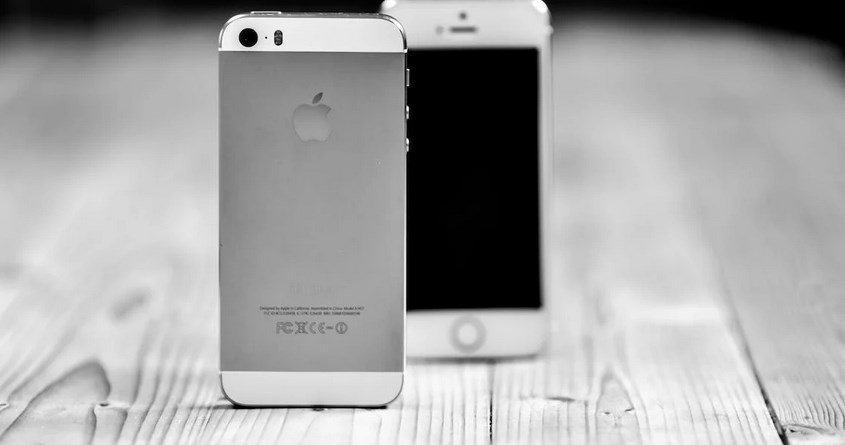 Смартфон iPhone SE подешевел на 20% на рынке России