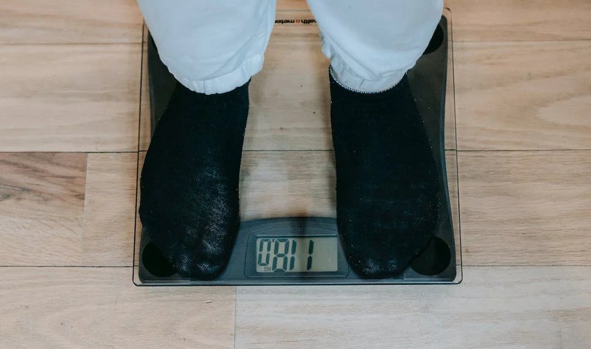 Диетолог Мансурова призвала при похудении не смотреть на весы и ориентироваться по вещам