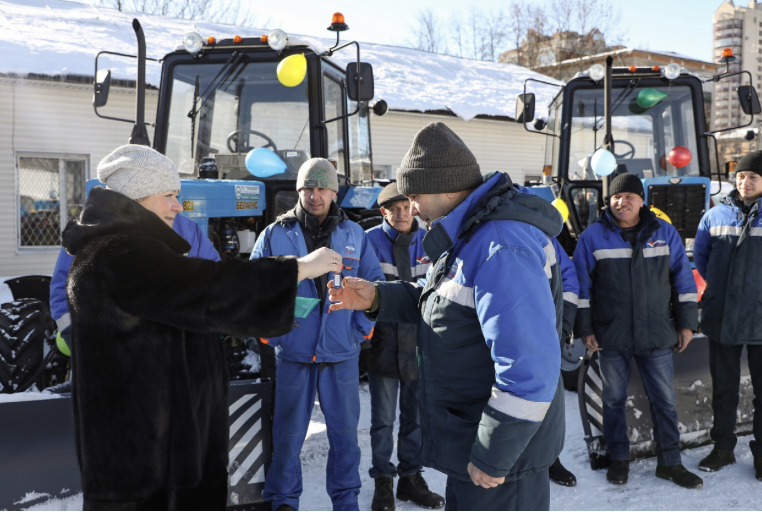 Петербург с приходом весны получил лишь 4 из 65 снегоуборочных тракторов
