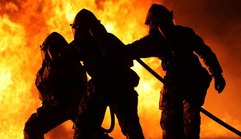 В Санкт-Петербурге при тушении пожара на проспекте Крузенштерна было задействовано 23 сотрудника