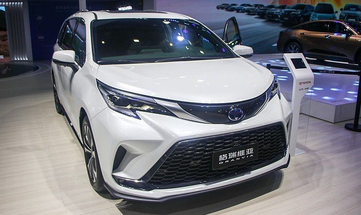 В России стартовали продажи нового минивэна Toyota Granvia за 7 000 000 рублей