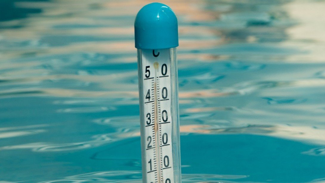 55 градусов воды. Градусник для воды. Измерение температуры воды. Термометр для моря. Водный термометр в воде.