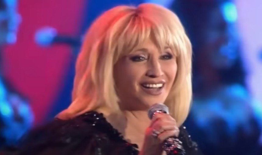 Певица Ирина Аллегрова в шубе и парике появилась на концерте в Кремле