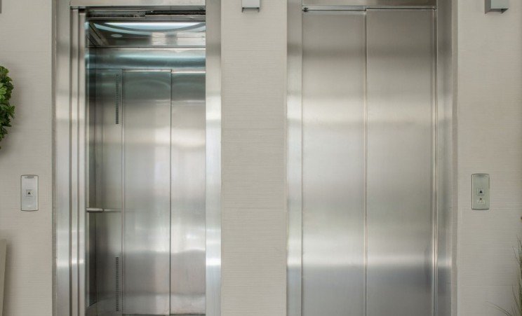 В Петербурге девушка застряла в лифте во время прорыва трубы