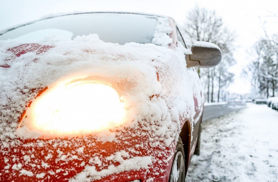 Автоэксперт Соколов назвал простые способы очистки машины от наледи и снега
