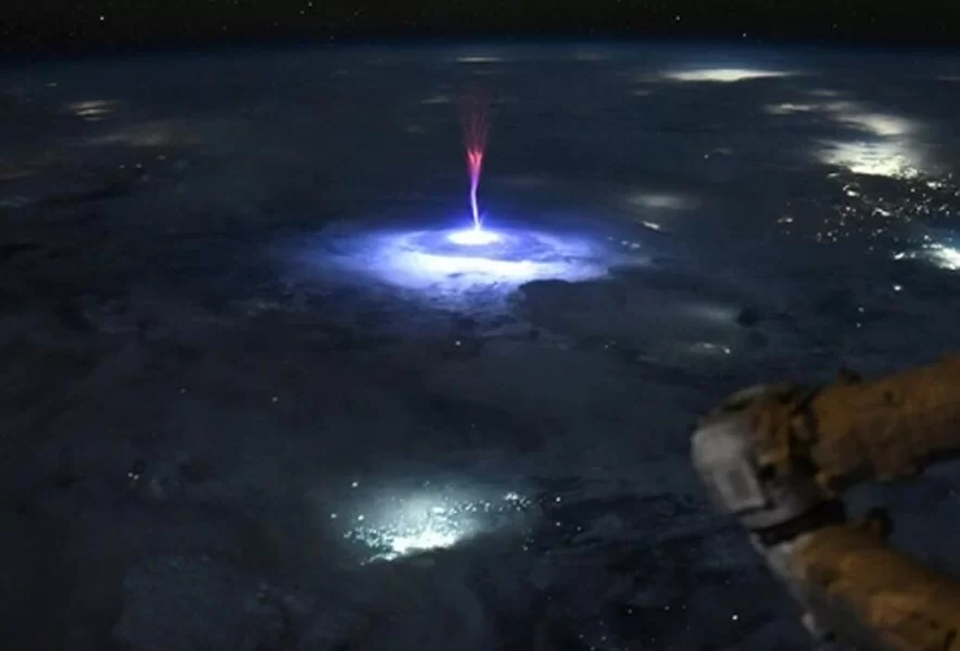 Астронавт NASA с борта МКС запечатлела на фото редкий вид молний