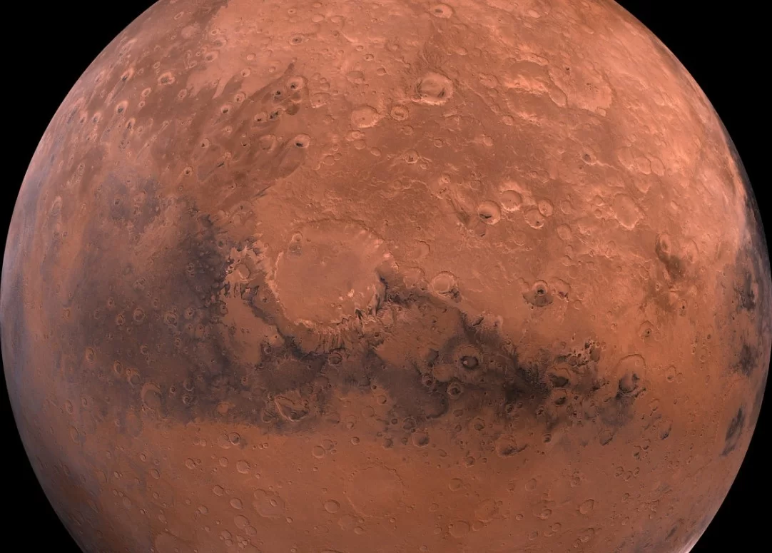 Светлые камни на Марсе указали на миллионы лет дождей