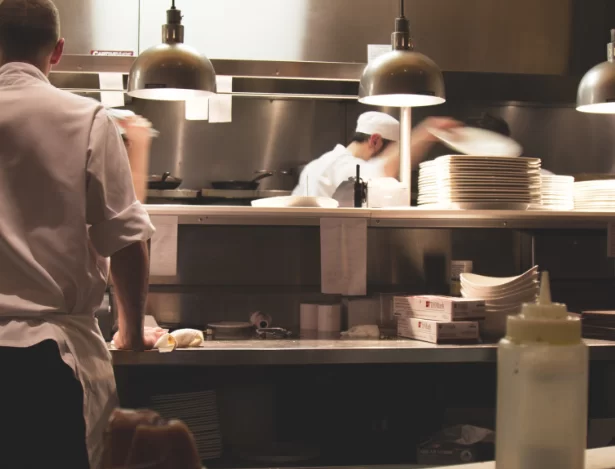 Ученые заявили, что посуда в раковине создает опасный рассадник бактерий