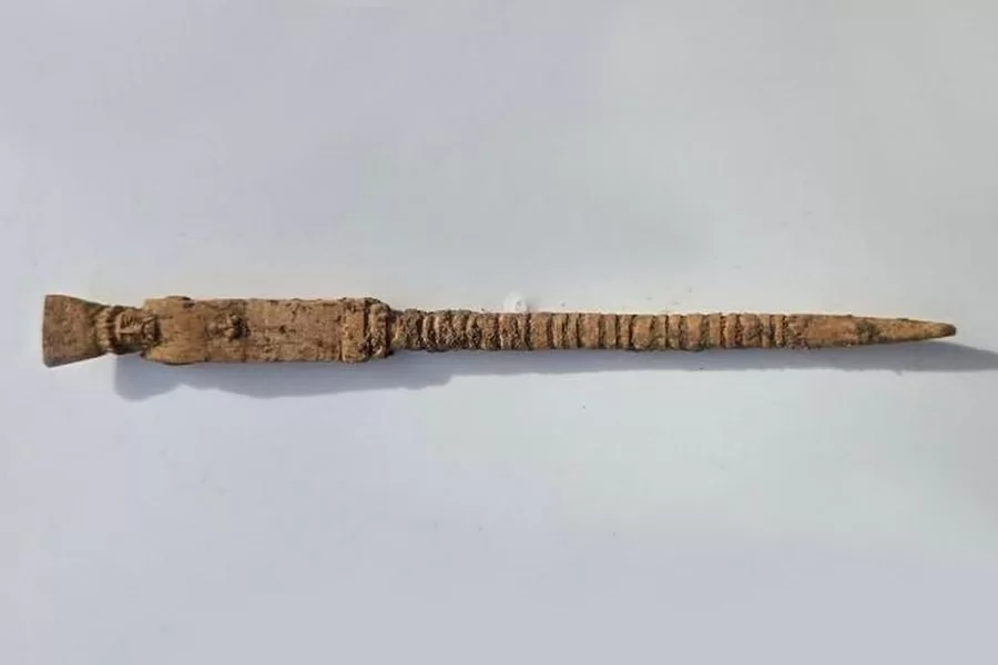 Археологи обнаружили неповрежденный костяной стилус V века до нэ на… 