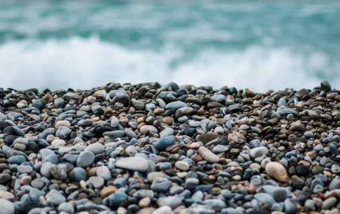 Зимние штормы на побережье Джерси обнажили затонувшее судно XIX века