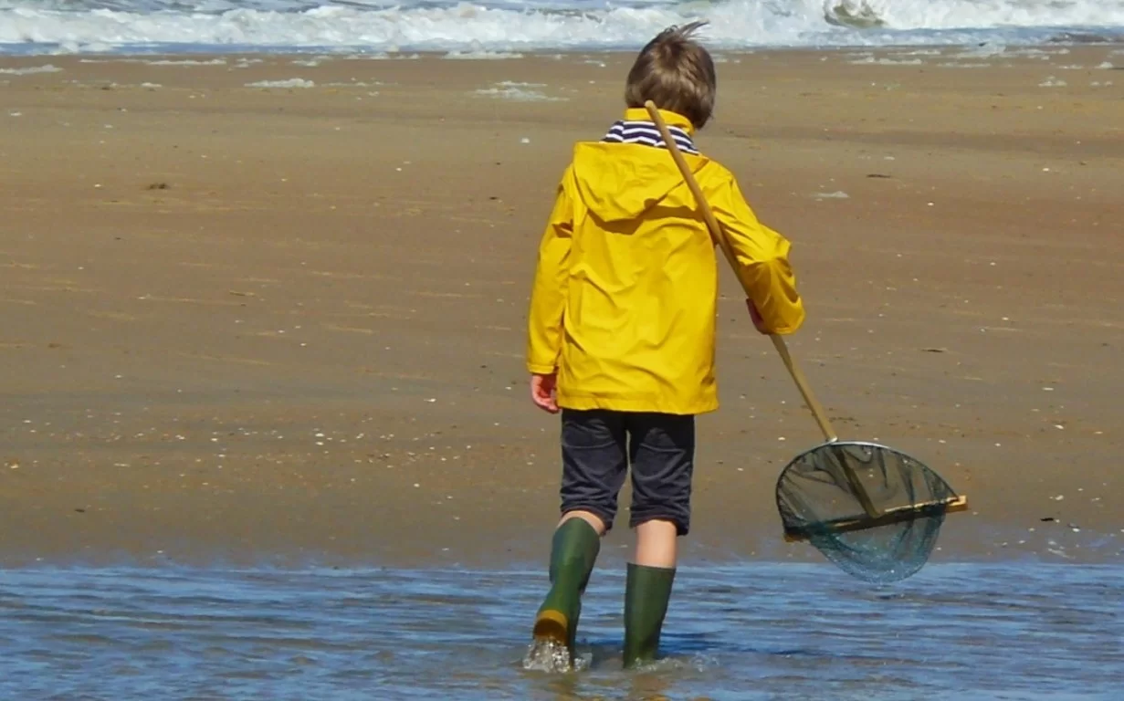 Врач Бережанский рассказал, как безопасно организовать зимние прогулки для детей