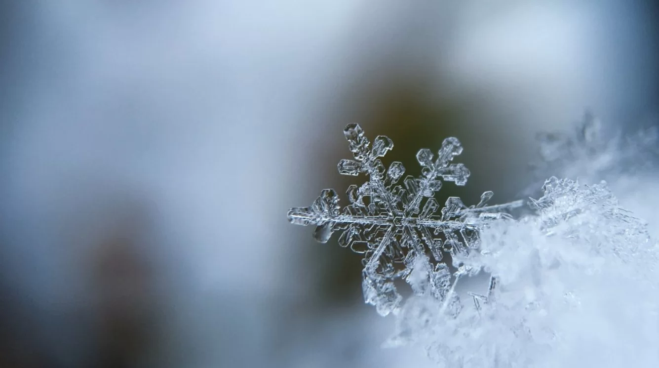 Уральские ученые опровергли старый миф об идеальной симметрии всех снежинок