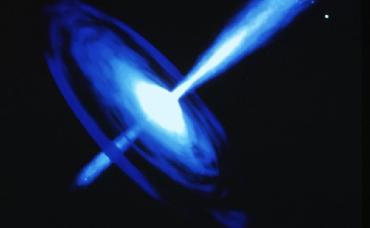 Ученые обнаружили двойные сверхмассивные черные дыры по повторяющимся вспышкам звезд