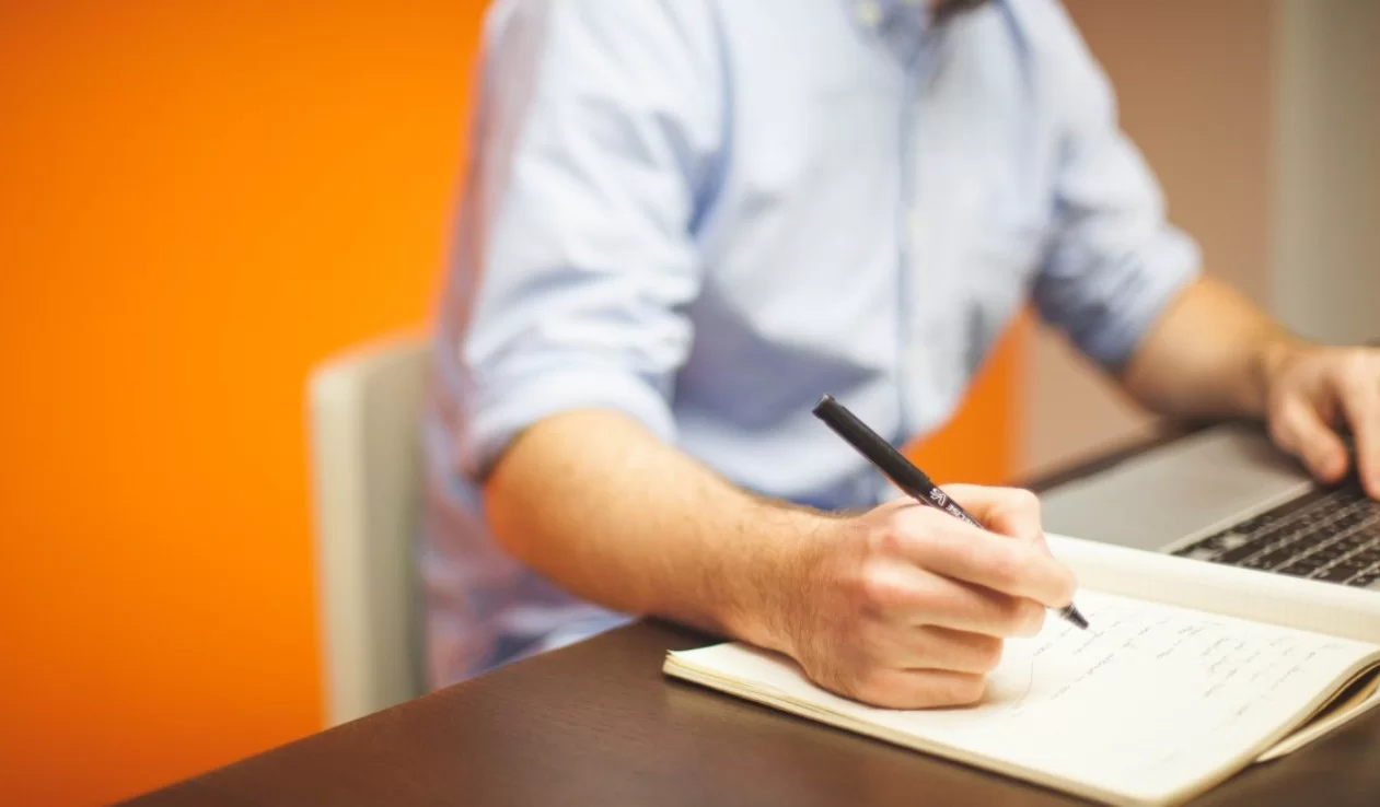 Психологи выяснили, что трудоголики чаще сталкивались с тревогой и выгоранием