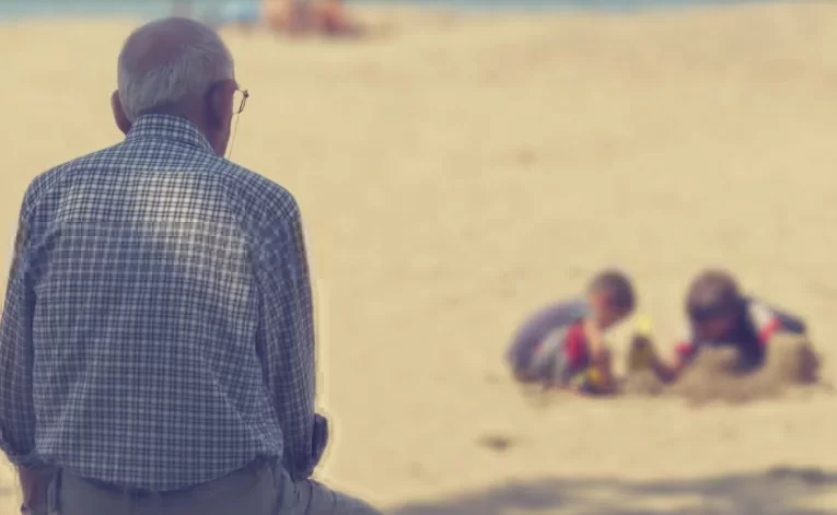 Уход за внуками может замедлять снижение когнитивных функций у пожилых людей
