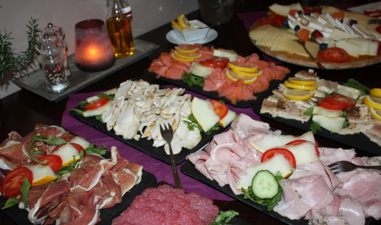 Ученые узнали, как избыточный выбор на столе влияет на переедание